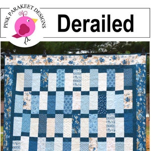 Könnte beinhalten: Ein Quiltmuster namens "Derailed" mit einem Farbschema in Blau, Weiß und Beige. Der Quilt besteht aus rechteckigen Blöcken und wird als "Layer Cake Friendly" bezeichnet.
