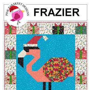 Könnte beinhalten: Ein Quilt-Muster mit dem Titel FRAZIER, das einen zentralen rosa Flamingo mit Weihnachtsmütze und Sonnenbrille vor einem hellblauen Hintergrund zeigt. Der Körper des Flamingos hat ein Blumenmuster. Der Rand besteht aus Geschenkblöcken.