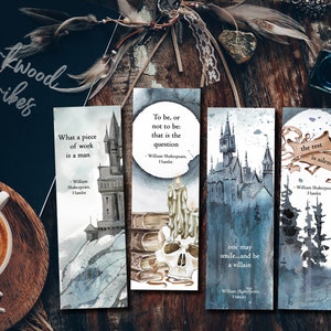 Puede incluir: Cuatro marcapáginas de acuarela con ilustraciones de castillos góticos y bosques. Cada marcapáginas presenta una cita de Hamlet de Shakespeare: "Qué obra de arte es un hombre", "Ser o no ser: esa es la cuestión", "Uno puede sonreír... y ser un villano" y "El resto es silencio".