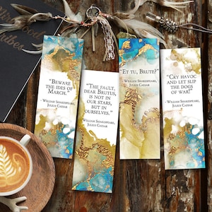 Puede incluir: Cuatro marcapáginas con fondos de acuarela y detalles dorados. Cada marcapáginas presenta una cita de Julio César de William Shakespeare. Las citas son: "Beware the Ides of March", "The fault, dear Brutus, is not in our stars, but in ourselves", "Et tu, Brute?" y "Cry havoc and let slip the dogs of war!"