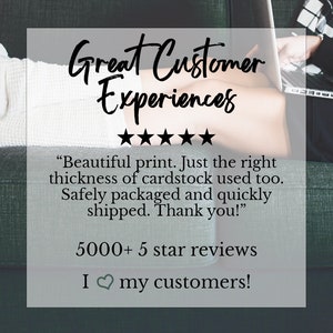 Peut inclure: Une bo&icirc;te de texte blanche avec une bordure noire et des coins arrondis. Le texte indique "Great Customer Experiences" avec cinq &eacute;toiles noires en dessous. Le texte se poursuit avec un avis client : "Beautiful print. Just the right thickness of cardstock used too. Safely packaged and quickly shipped. Thank you!" Sous l'avis, le texte indique "5000+ 5 star reviews" et "I &hearts; my customers!"