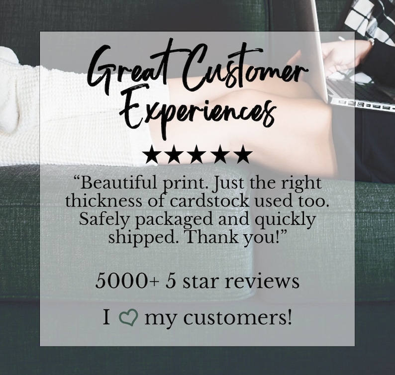 Peut inclure: Une bo&icirc;te de texte blanche avec une bordure noire et des coins arrondis. Le texte indique "Great Customer Experiences" avec cinq &eacute;toiles noires en dessous. Le texte se poursuit avec un avis client : "Beautiful print. Just the right thickness of cardstock used too. Safely packaged and quickly shipped. Thank you!" Sous l'avis, le texte indique "5000+ 5 star reviews" et "I &hearts; my customers!"