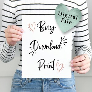 Puede incluir: Un cartel blanco imprimible con el texto "Buy Download Print" en letra cursiva negra. El cartel est&aacute; decorado con corazones rosas y un coraz&oacute;n azul claro con el texto "Digital File" en negro.