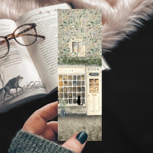 Peut inclure: Une illustration &agrave; l'aquarelle d'une librairie avec un chat noir assis &agrave; la fen&ecirc;tre. La devanture est en brique avec des vignes vertes qui poussent sur le c&ocirc;t&eacute;. Le panneau au-dessus de la porte indique "BOOK".