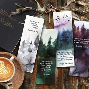 Puede incluir: Cuatro marcap&aacute;ginas de acuarela con escenas de bosque y citas inspiradoras. Las citas son de Stephen King, C.S. Lewis, George R.R. Martin y Lemony Snicket.
