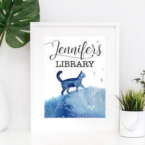 Letrero de biblioteca personalizado, diseño de gato galáctico de acuarela azul con tu nombre, impresión artística de 8 x 10 para amantes de los libros