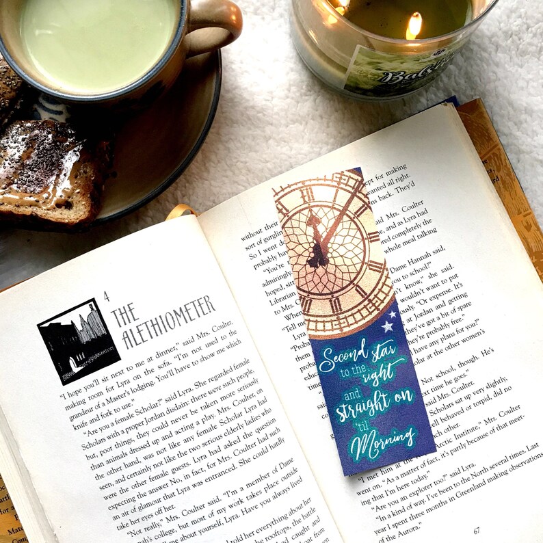 K&ouml;nnte beinhalten: Ein blaues und goldenes Lesezeichen mit einem Zifferblatt und dem Text "Second star to the right and straight on 'til Morning".