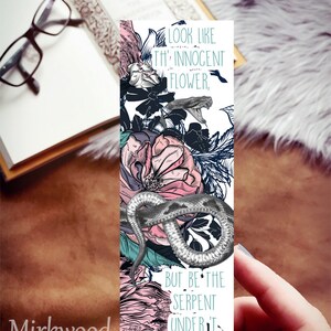 K&ouml;nnte beinhalten: Ein wei&szlig;es Lesezeichen mit einem Blumenmuster und einer Schlange. Der Text auf dem Lesezeichen lautet "Look like the innocent flower, but be the serpent under it."