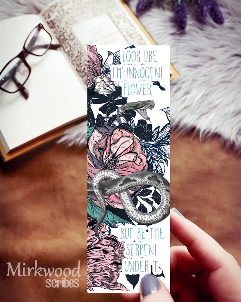 K&ouml;nnte beinhalten: Ein wei&szlig;es Lesezeichen mit einem Blumenmuster und einer Schlange. Der Text auf dem Lesezeichen lautet "Look like the innocent flower, but be the serpent under it."