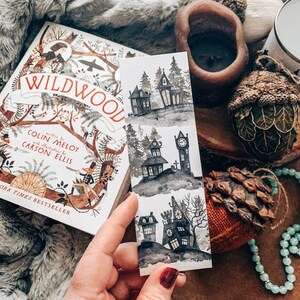 Peut inclure: Un marque-page aquarelle avec trois illustrations de maisons avec des tours d'horloge. Les maisons sont dans un sch&eacute;ma de couleurs gris fonc&eacute; et noir avec des accents blancs. Le marque-page est sur un fond blanc.