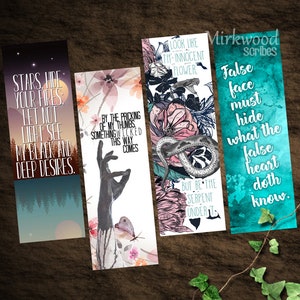 K&ouml;nnte beinhalten: Vier Lesezeichen mit unterschiedlichen Designs und Zitaten. Das erste Lesezeichen hat einen dunkelblauen Hintergrund mit Sternen und ein Zitat, das lautet "Stars hide your fires: Let not light see my black and deep desires.". Das zweite Lesezeichen hat ein florales Design mit einem Zitat, das lautet "By the pricking of my thumbs, something wicked this way comes.". Das dritte Lesezeichen hat ein florales Design mit einer Schlange und ein Zitat, das lautet "Look like th' innocent flower, but be the serpent under't.". Das vierte Lesezeichen hat einen blauen Aquarellhintergrund mit einem Zitat, das lautet "False face must hide what the false heart doth know."