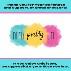 Op de afbeelding: Een grafisch ontwerp met de tekst "FAIRLY pretty LIFE" in zwarte letters op een achtergrond van drie aquarel-achtige cirkels. De cirkels zijn blauw, geel en roze.