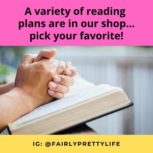 Op de afbeelding: Een paar handen liggen op elkaar op een open boek. Het boek ligt op een tafel en de achtergrond is wazig. De tekst op de afbeelding luidt "A variety of reading plans are in our shop... pick your favorite!" en "IG: @FAIRLYPRETTYLIFE".