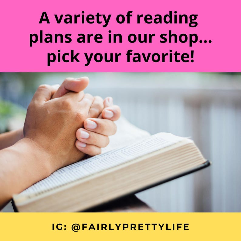 Op de afbeelding: Een paar handen liggen op elkaar op een open boek. Het boek ligt op een tafel en de achtergrond is wazig. De tekst op de afbeelding luidt "A variety of reading plans are in our shop... pick your favorite!" en "IG: @FAIRLYPRETTYLIFE".