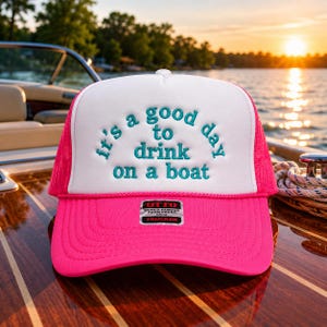 Es un buen día para beber en un barco. Gorra de camionero retro bordada.