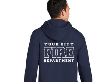 Può includere: Una felpa con cappuccio blu navy caratterizzata da scritte bianche in stampatello sul retro che recitano YOUR CITY FIRE DEPARTMENT. Il capo presenta un cappuccio, maniche lunghe e una vestibilità standard con il testo chiaramente visibile.