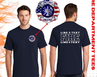 Può includere: Una t-shirt blu navy con un design a tema pompiere. La parte anteriore della t-shirt presenta un elmetto da pompiere argentato, un'ascia e una manichetta con uno sfondo di bandiera americana. La parte posteriore della t-shirt ha la parola "FIRE" in lettere bianche con il testo "LINE 3 TEXT" sopra e "LINE 4 TEXT" sotto.