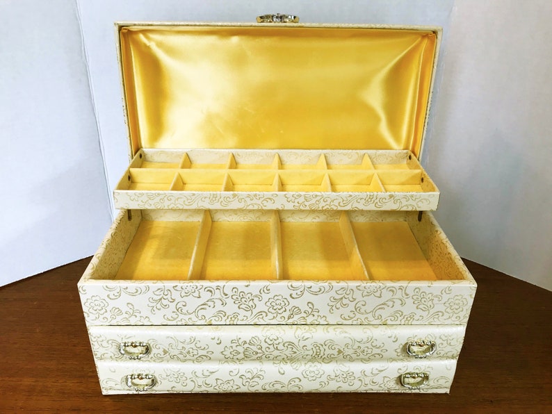 1960/'s Buxton Jewellery Box Lift Top Lid Satin and Flocked Lining Vintage Jewel Box Gilded Floral Large 4-Tier Jewel Holder 2 Drawers