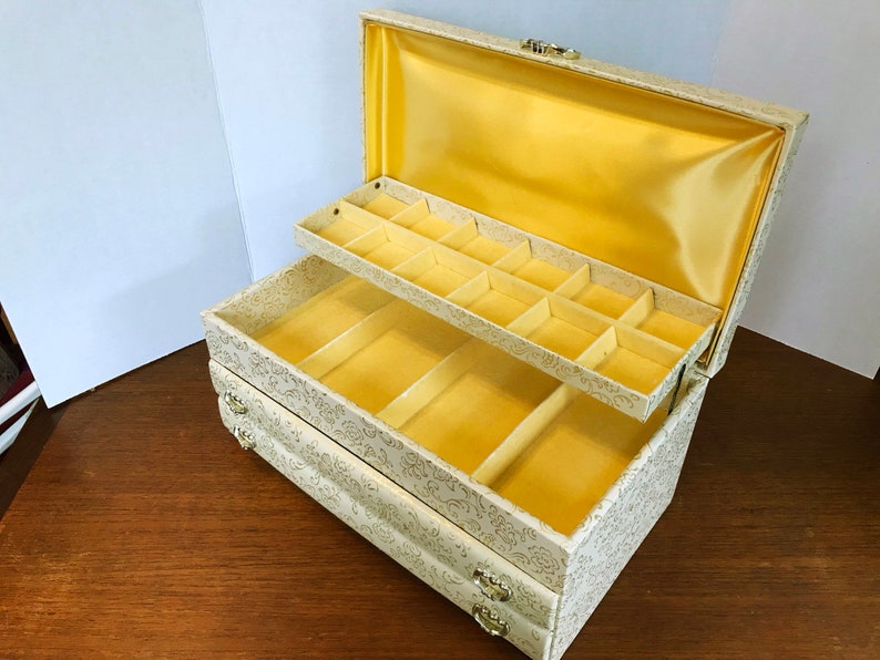 1960/'s Buxton Jewellery Box Lift Top Lid Satin and Flocked Lining Vintage Jewel Box Gilded Floral Large 4-Tier Jewel Holder 2 Drawers