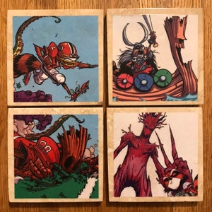 Pode incluir: Conjunto de quatro  tapetes quadrados com ilustrações de desenhos animados coloridos. Os tapetes representam um guaxinim com um uniforme de futebol, um viking em um barco, uma criatura semelhante a uma árvore e um guaxinim com uma criatura semelhante a uma árvore.
