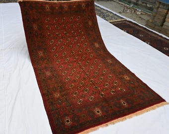Tapete Bukhara afegão vintage 4x7, tapete turcomano de lã com pelo baixo e efeito desgastado, tapete oriental antigo, tapete tribal vermelho ferrugem, tapete para quarto.