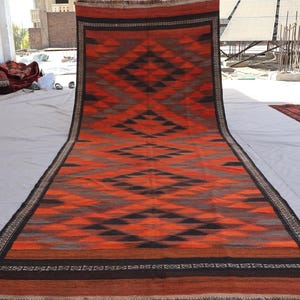 Alfombra antigua de la década de 1920, de 1,40 m x 3,78 m, color terracota, naranja, negro y gris. Alfombra de lana hecha a mano. Alfombra kilim turcomana de tejido plano. Alfombra oriental.