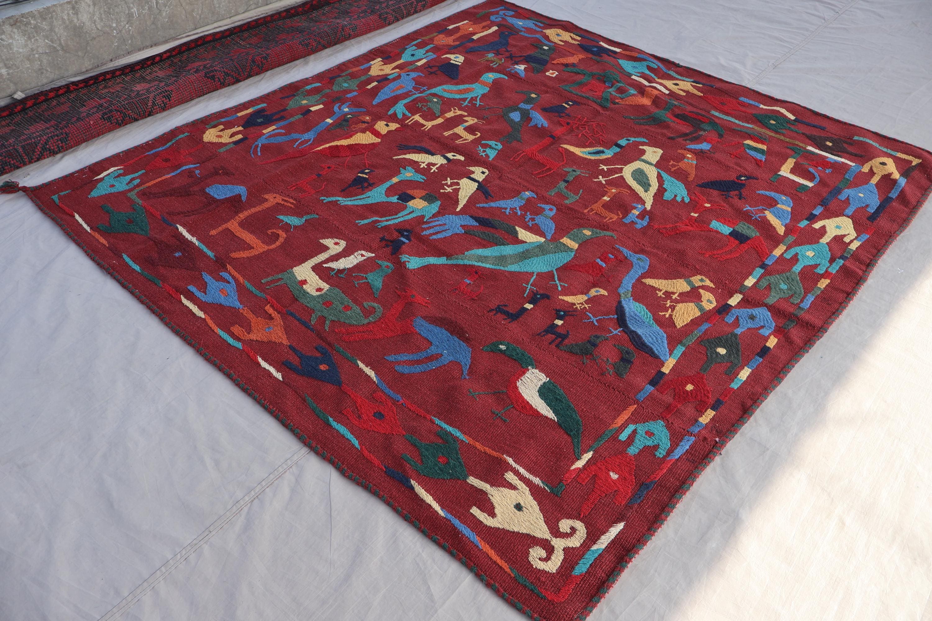 5'5x5'9フィートの赤いスザニ平織りラグ、鳥の絵柄、ハンドメイドラグ