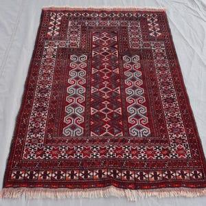 Vintage Kleiner Gebetsteppich, 3 x 4 ft Rot Grauer Afghanischer Handgefertigter Gebetsteppich, Orientalischer Belutschischer Teppich, Geometrischer Muster Teppich