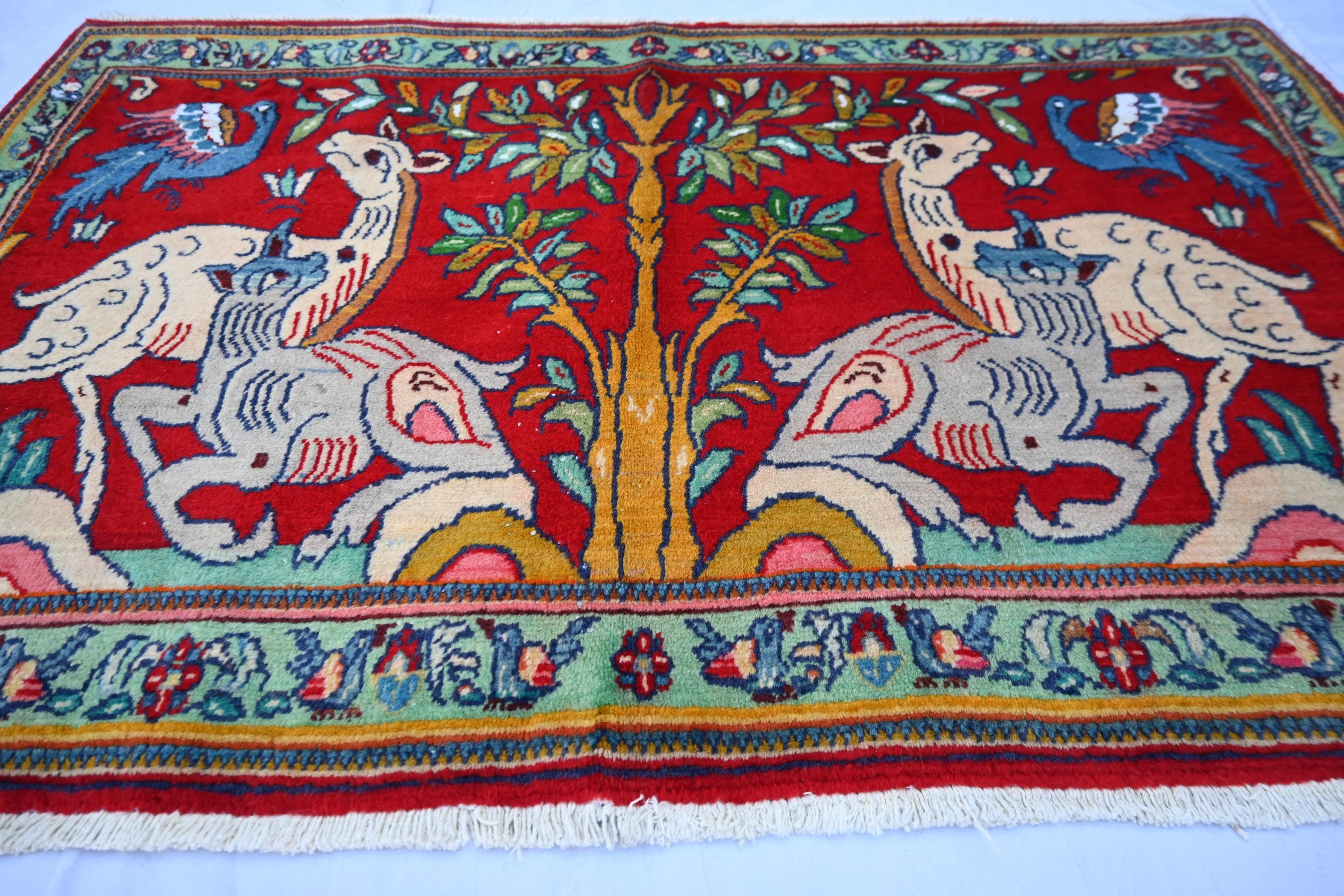 希少 大判 手刺繍 ラグ 100×130 動物柄 民族 民芸 ヴィンテージ 2'4x3'9インチのヴィンテージラグ、動物柄の木の絵柄の赤いアート