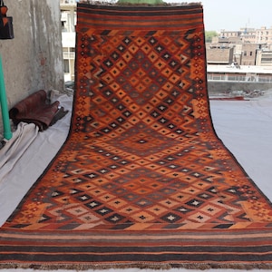 Alfombra antigua de la década de 1920, de 1,40 m x 3,50 m, color terracota, naranja, negro y gris. Alfombra de lana hecha a mano. Alfombra kilim turcomana de tejido plano. Alfombra oriental.