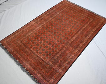 Tapete antigo dos anos 1930, 1,04 m x 1,91 m, terracota, cor ferrugem, vintage, de pelo baixo e desbotado, tapete afegão de lã feito à mão, tapete tribal, tapete oriental.