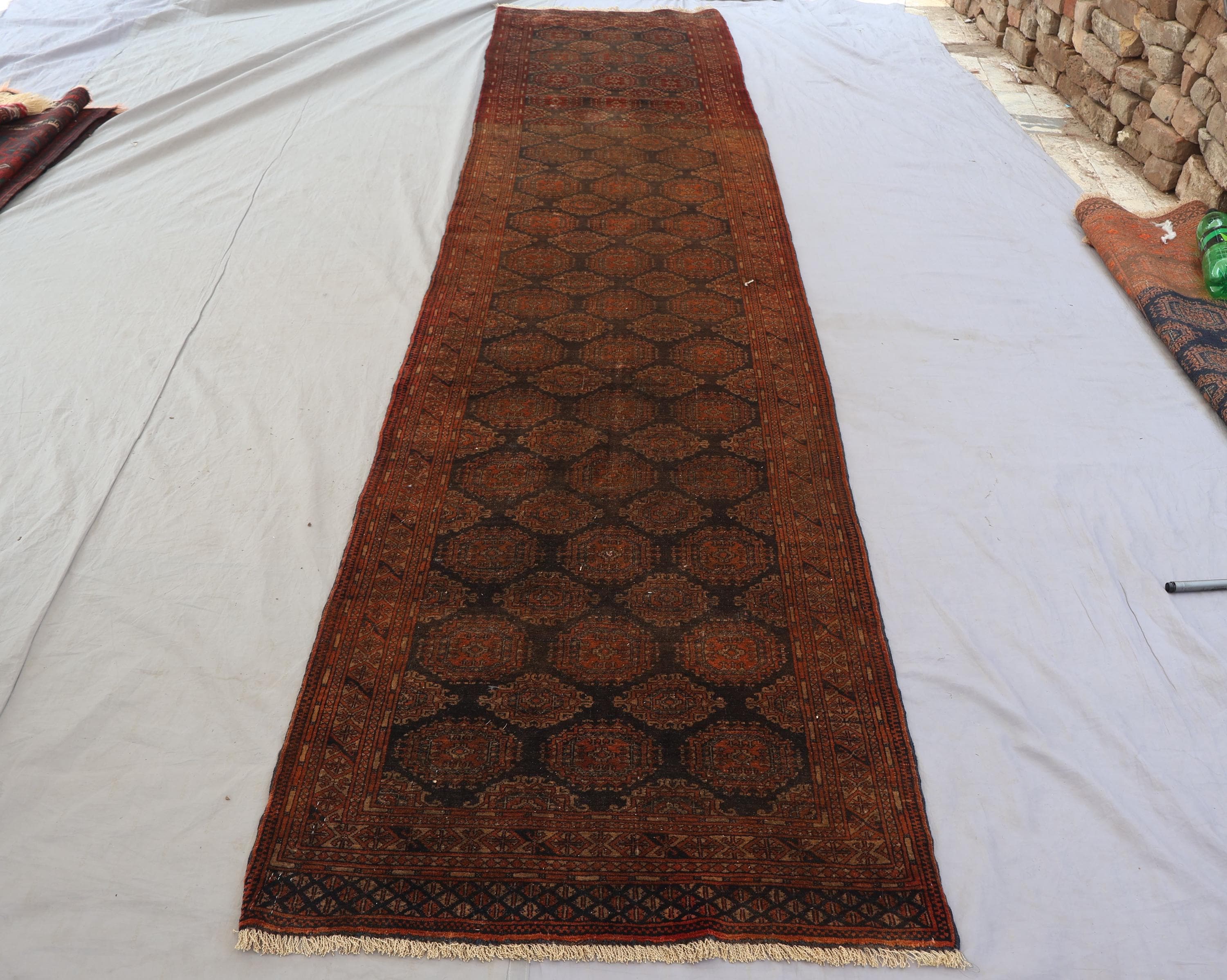 1920年代のアンティークラグ 3 x 13フィートのダークテラコッタラグ