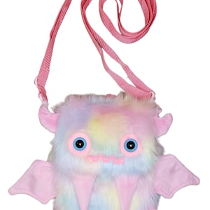 Może przedstawiać: Pluszowe potwory w kolorze tęczy z r&oacute;żowymi skrzydłami i r&oacute;żowym paskiem. Potw&oacute;r ma duże niebieskie oczy i zębaty uśmiech.