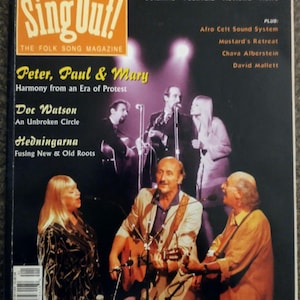 Könnte beinhalten: Titelseite der Zeitschrift "Sing Out!" mit Peter, Paul & Mary. Das Bild zeigt die Band auf der Bühne. Der Text enthält "Winter 2000" und Artikelüberschriften. Die Zeitschrift ist eine Folkmusik-Publikation.