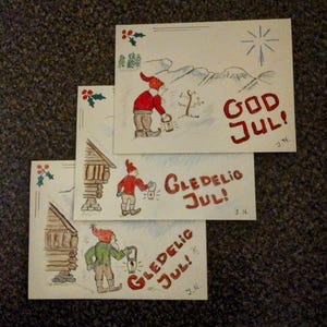 Cartoline di Natale norvegesi fatte a mano. Julenissen, disegno stabbur.