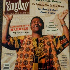 Könnte beinhalten: Titelseite des Magazins "Sing Out!" mit Ladysmith Black Mambazo. Das Magazin hat ein weinrotes und weißes Logo. Das Cover enthält Text über Seemusik, das Frank & Anne Warner Legacy und andere Künstler. Das Cover zeigt auch ein Foto eines Mannes mit erhobenen Armen.
