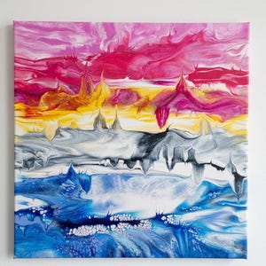 Op de afbeelding: Een rechthoekig canvas schilderij met een abstract vloeibaar acryl gietontwerp. De compositie toont horizontale banden van levendige kleuren, variërend van dieproze en magenta aan de bovenkant tot geel, grijs, wit en blauw aan de onderkant.