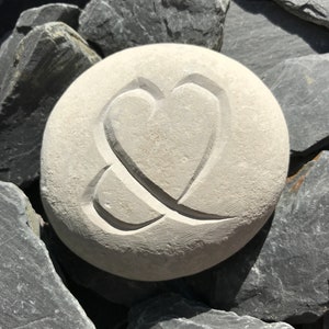 Símbolo del corazón de Love Token Ampersand, regalo único, hecho a mano, tallado en piedra por la artista de letras Carol Kemp