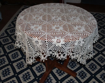 dessus  de table en crochet écru très décoratif