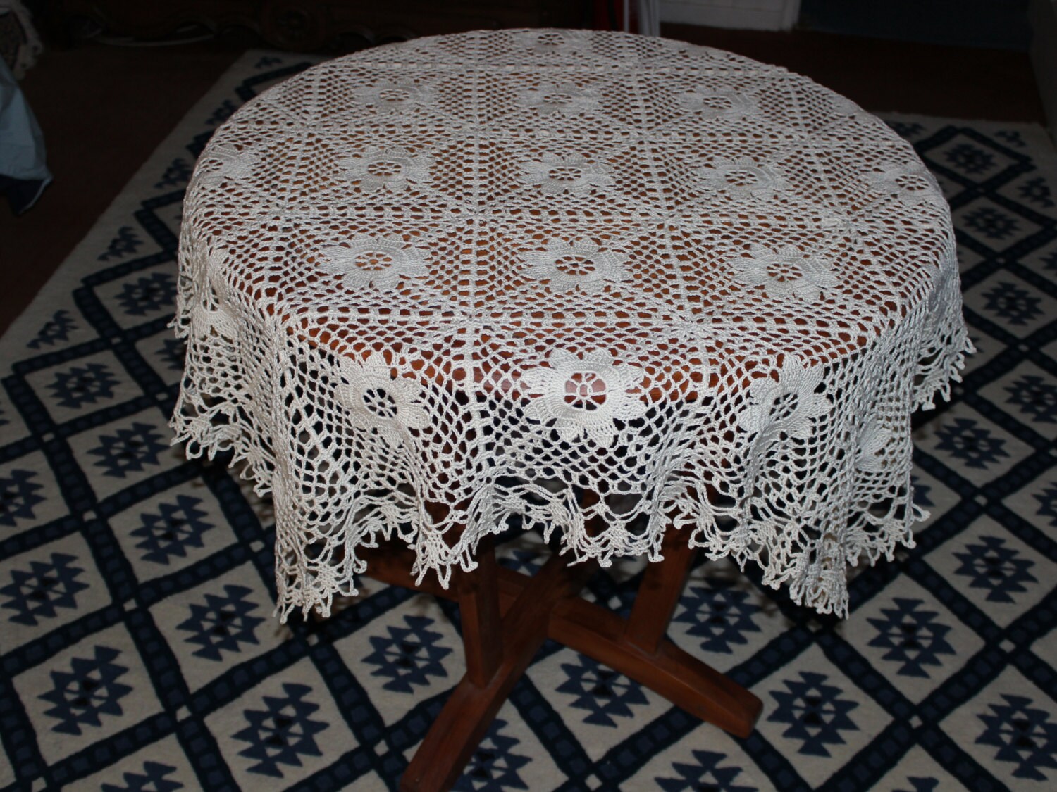 Dessus de Table en Crochet Écru Très Décoratif