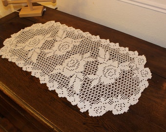 Tischmitte in weißer Baumwolle 86 cm lang 45 cm