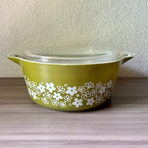 Vintage 475B Pyrex Spring Blossom Crazy Daisy Green Large Casserole Dish and Lid,  2 1/2 Qt casserole dish
