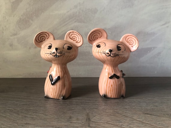 Vintage kitsch mouse salt and pepper shakers.