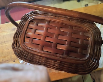 Complete vintage wicker picnic basket