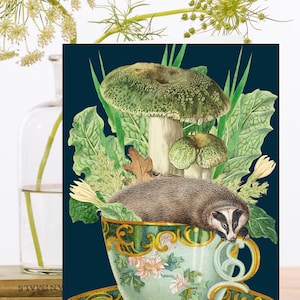 Carte d’art collage vintage fantaisiste ~ Manche biodégradable en matériau d’origine durable ~ Tasse à thé Mushroom Badger ~ Designer de haute qualité RS235