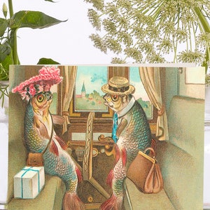 Pequeña tarjeta de arte vintage caprichosa ~ Manga biodegradable de material de origen sostenible ~ 2 peces que viajan en tren ~ Diseñador de alta calidad VT020
