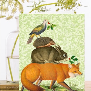 以下が含まれることがあります： 緑、赤、茶色のクリスマスカード。キツネ、ウサギ、ハリネズミ、そしてヒイラギを持っている鳥が描かれています。