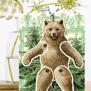 Fantaisiste vintage Hanging Fandangle Art Card ~ Ours marron clair vintage articulé avec fond de sapin ~ Designer FD014 de haute qualité