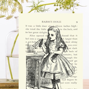 Op de afbeelding: Een zwart-witte illustratie uit Alice in Wonderland die Alice laat zien terwijl ze een flesje vasthoudt met het label "DRINK ME" en naar een kleine deur kijkt. De tekst luidt "RABBIT-HOLE" en "it was a little door about fifteen inches high: she tried the little..."