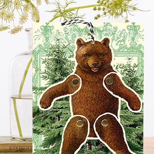 Fantaisiste Hanging Fandangle vintage Collage Art Card ~ Articulé Brun Foncé Ours & Forêt de Pins ~ Designer Haute Qualité FD012